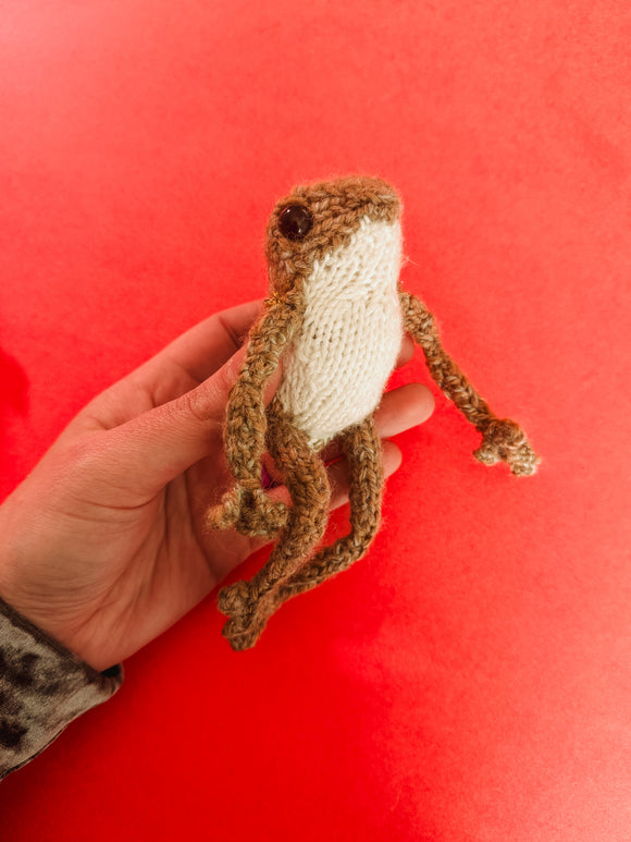 Frog Hand Knit doll toy (brown)
