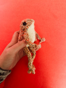 Frog Hand Knit doll toy (mixed pink)