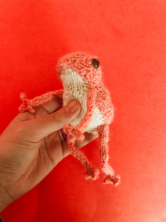 Frog Hand Knit doll toy (pink)